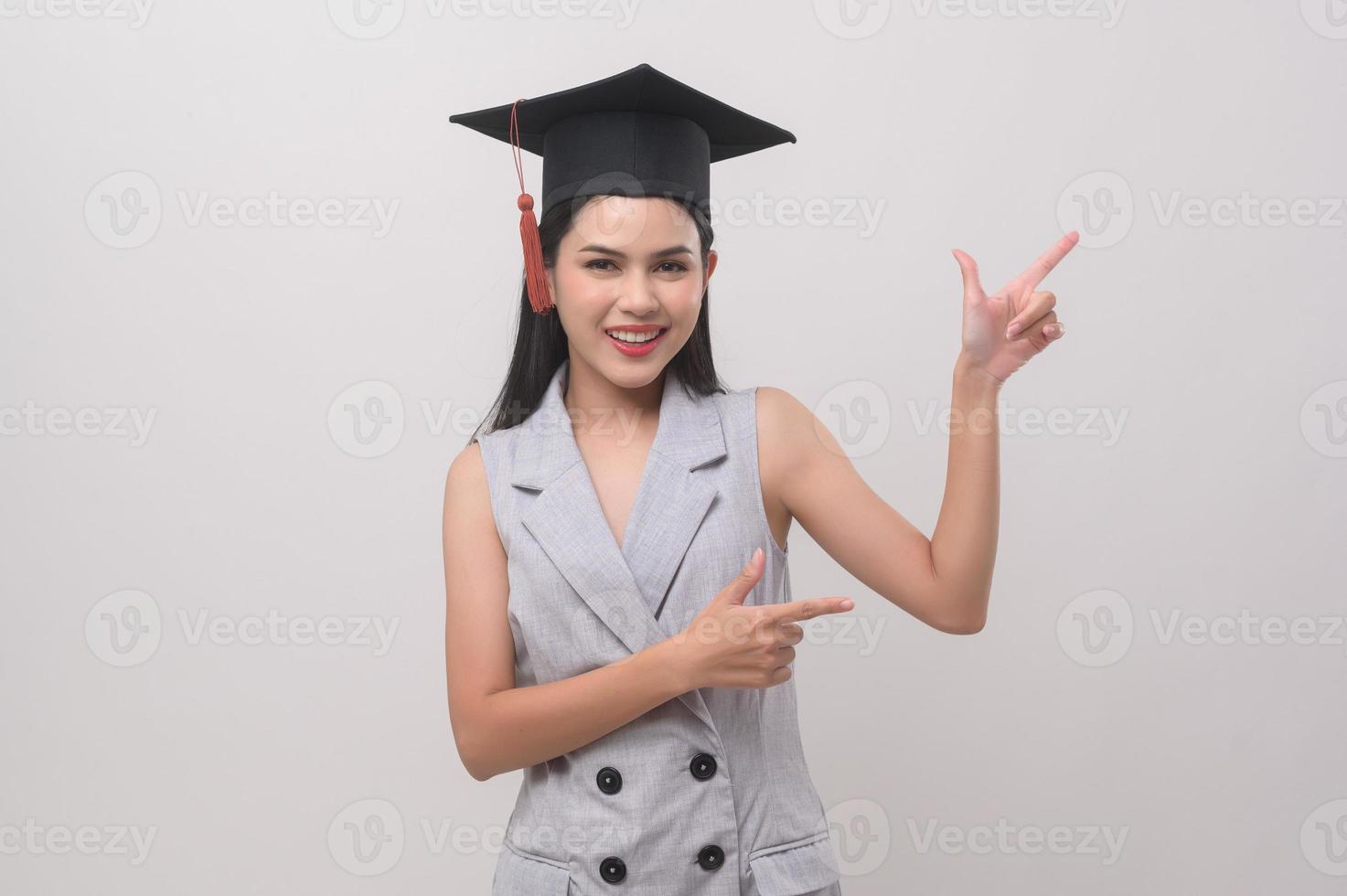 jovem sorridente mulher vestindo graduação chapéu, Educação e universidade conceito foto