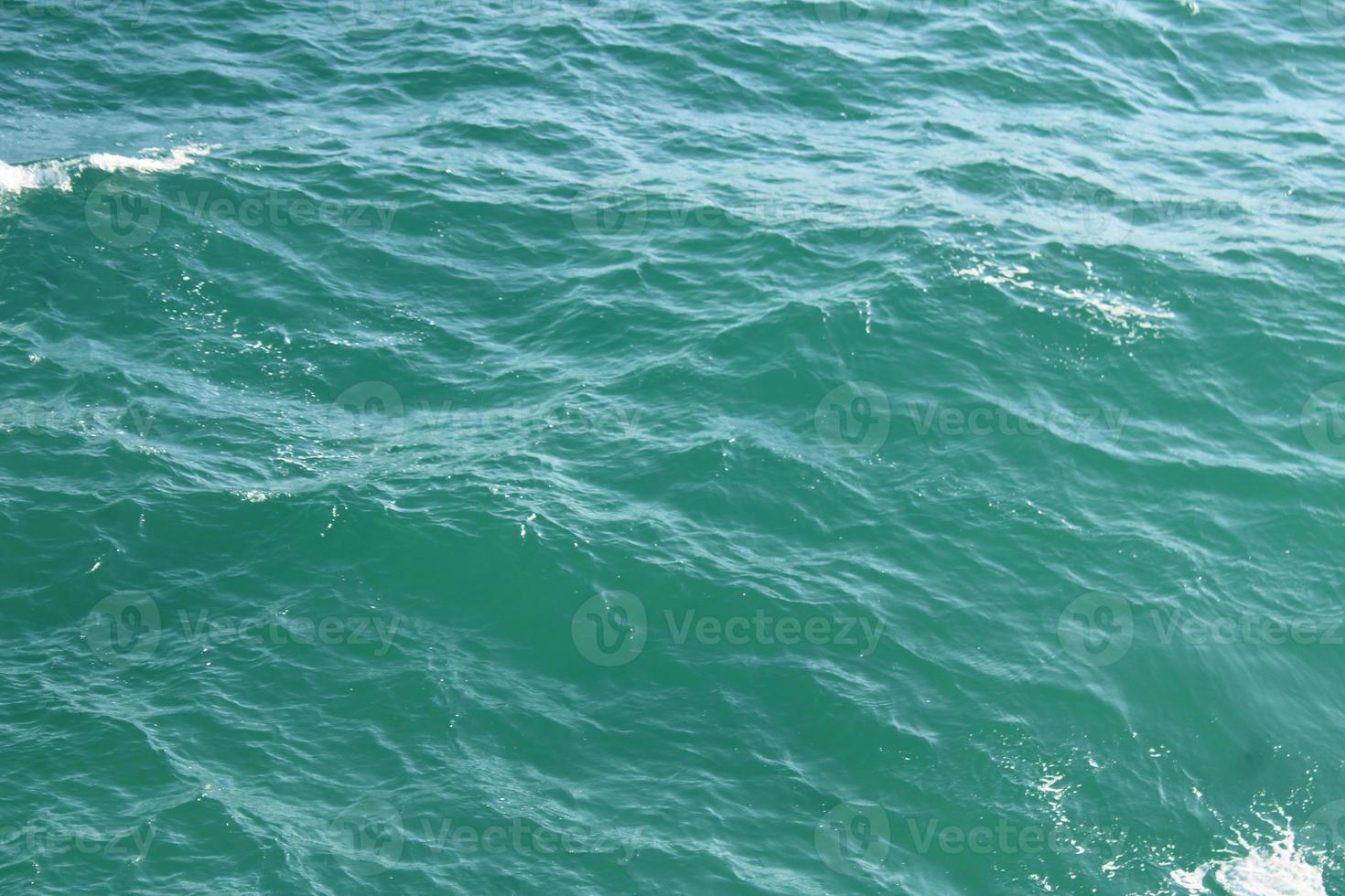 ondas falhando em a Beira Mar foto