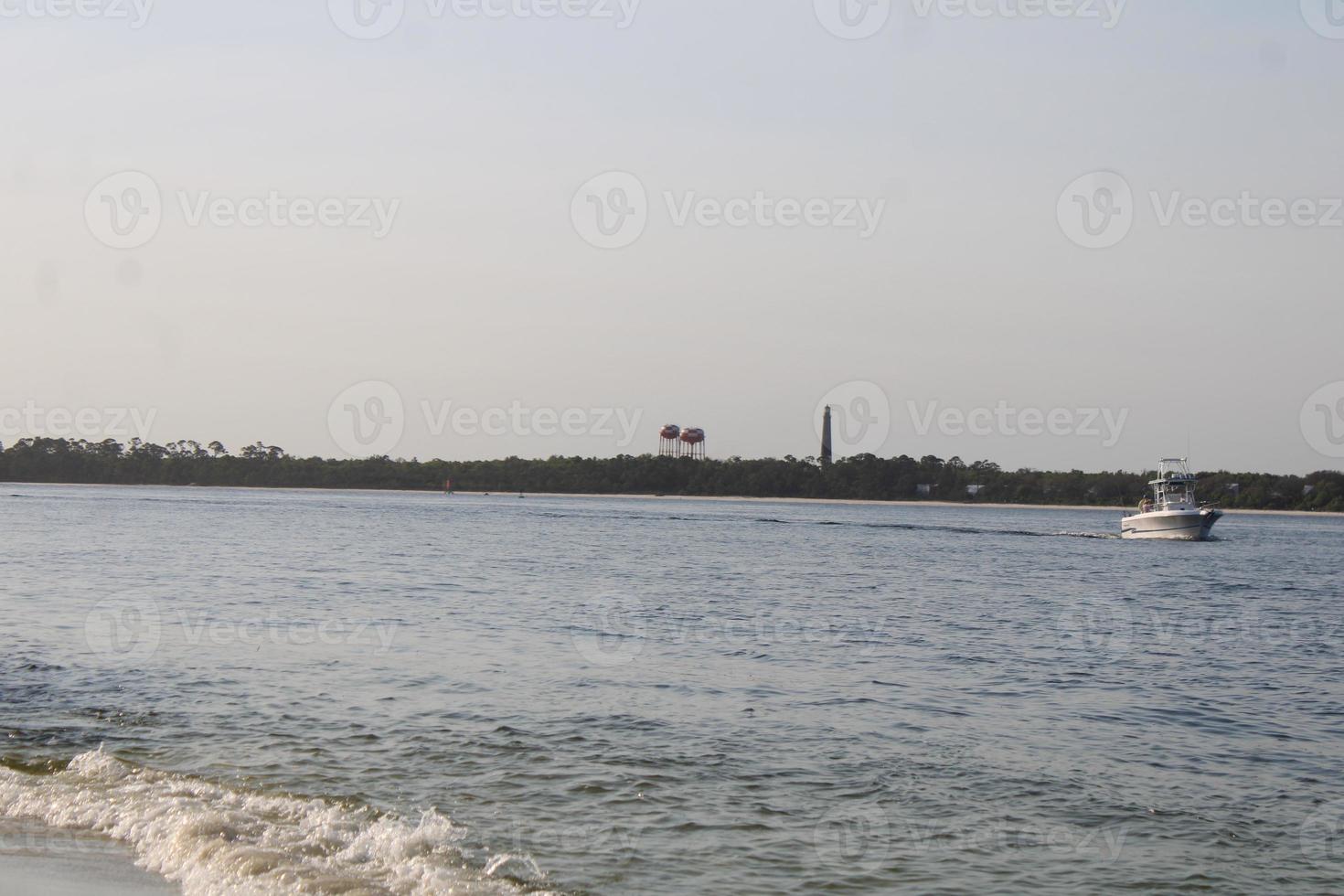 ondas falhando em a Beira Mar foto