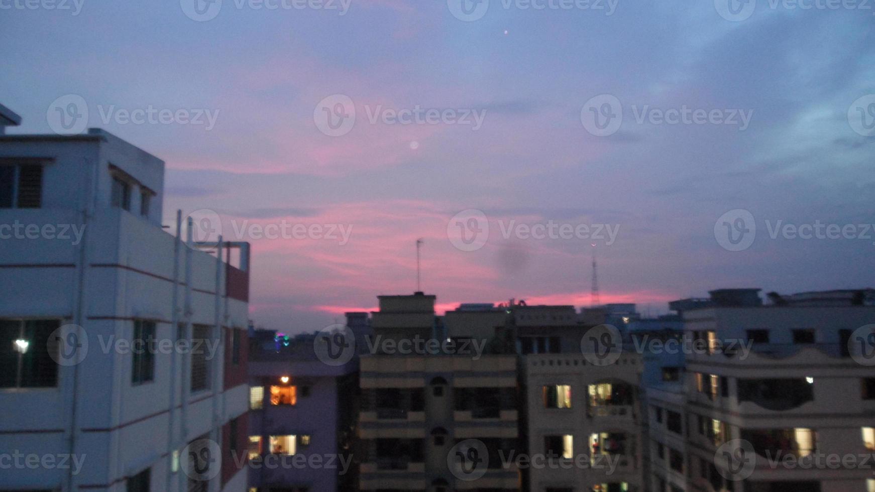 lindo nuvens dentro a céu às pôr do sol momento dentro uma Cidade dentro Bangladesh, Ásia foto