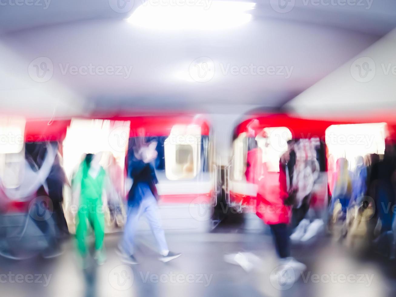 lente borrão imagem do uma metrô com comovente humano silhuetas e uma trem. movimento borrão imagem do pessoas. foto