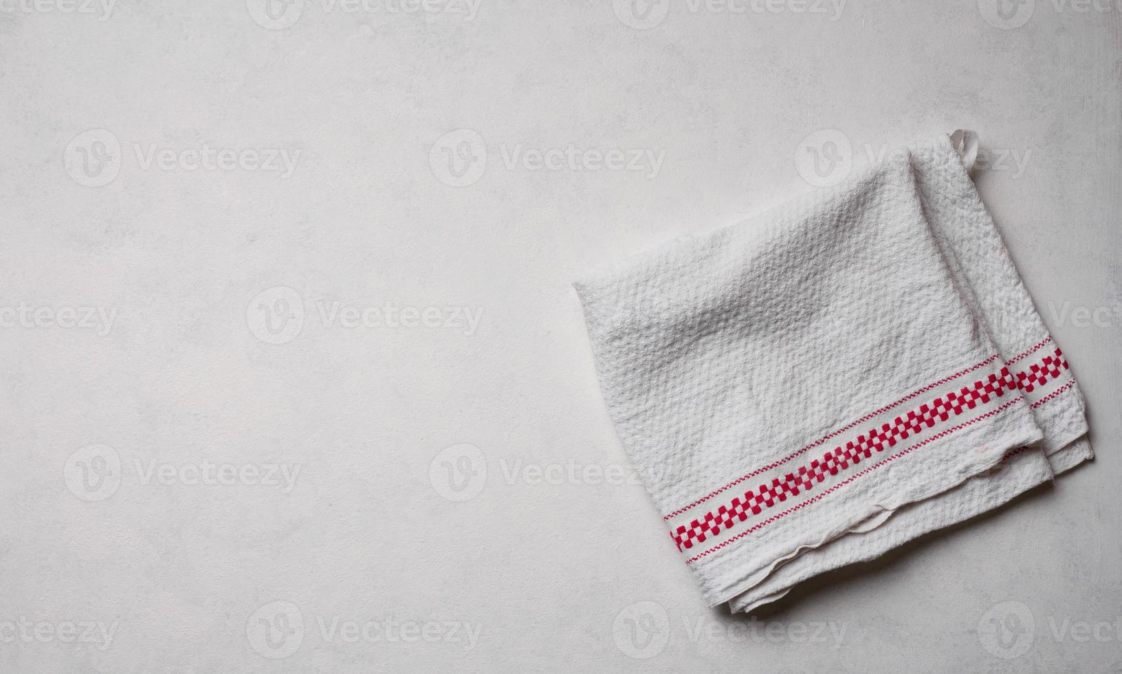 guardada branco cozinha toalha em uma branco fundo, topo Visão foto