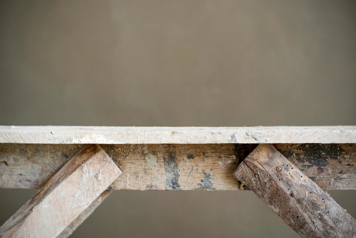 textura abstrata e fundo de mesa de madeira closeup com parede de cimento gesso molhado no fundo foto