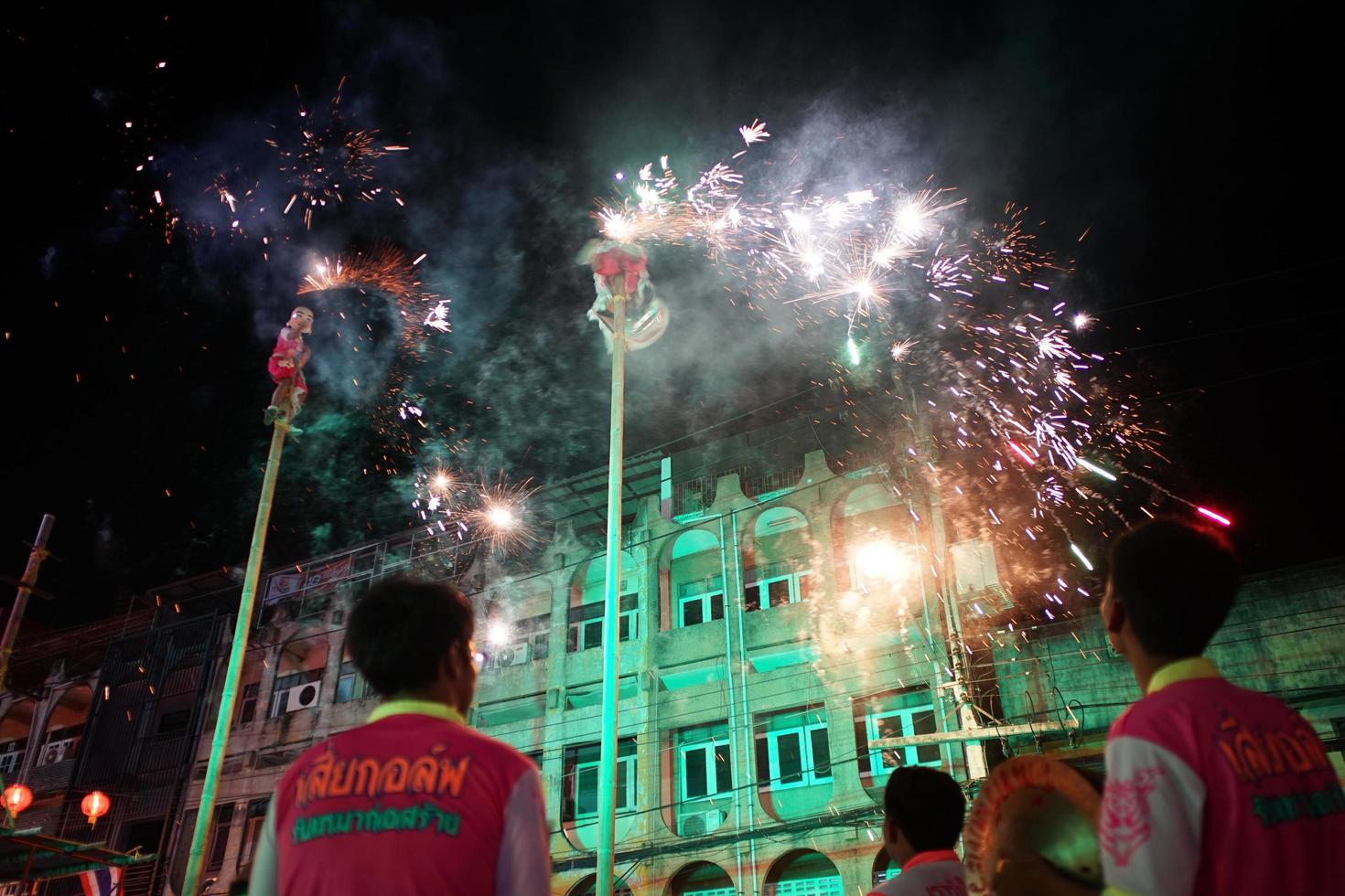 Ratchaburi, Tailândia 2018 - celebração do ano novo chinês com apresentação tradicional de leão com fogos de artifício na rua pública do centro da cidade foto