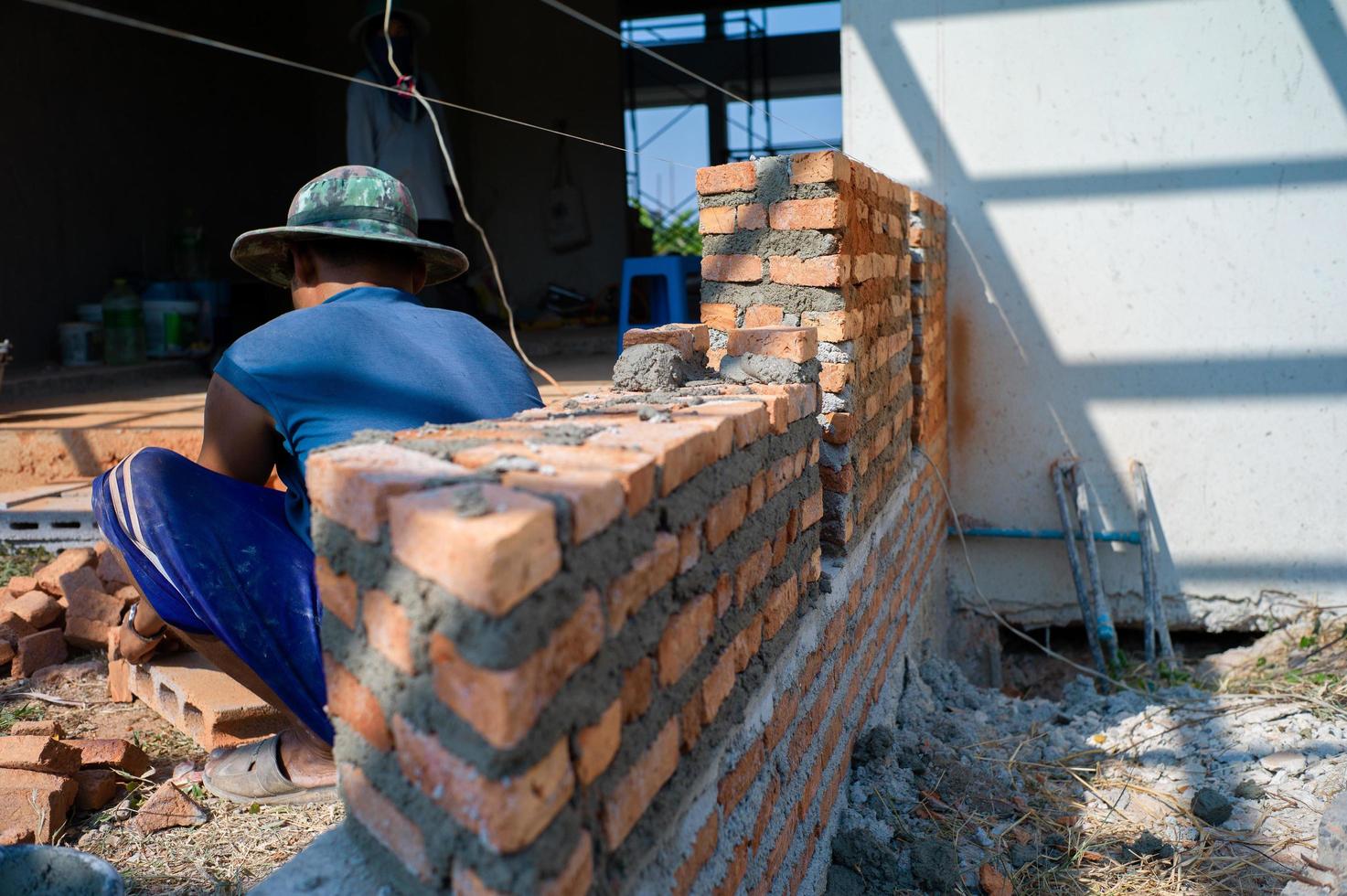 textura do close up e fundo de pedreiros laranja instalados pelo trabalhador no canteiro de obras foto