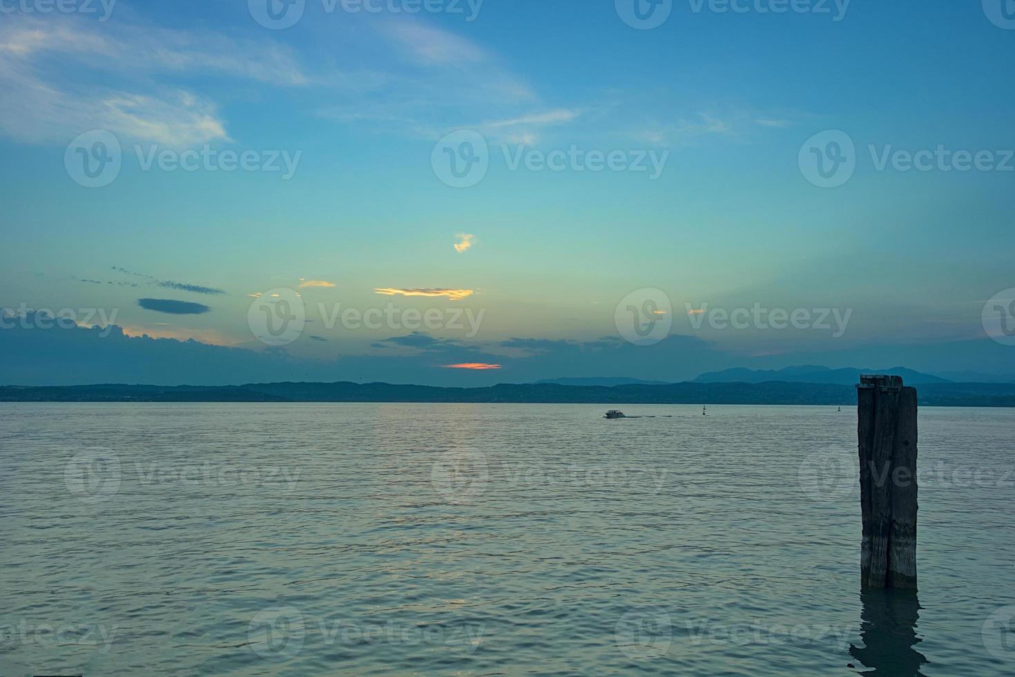 Visão em lago garda a partir de a porta do sirmione foto