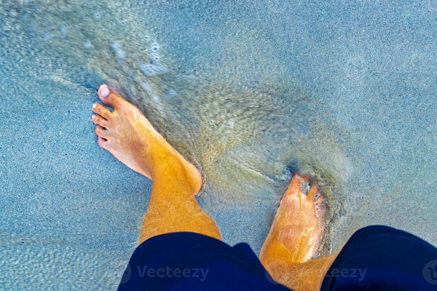 andando descalço na areia da praia pela água méxico. foto