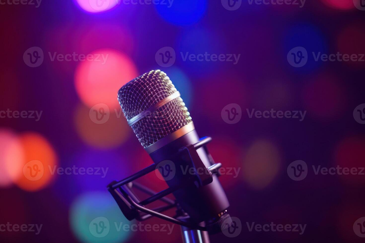 estúdio podcast microfone em embaçado néon fundo foto