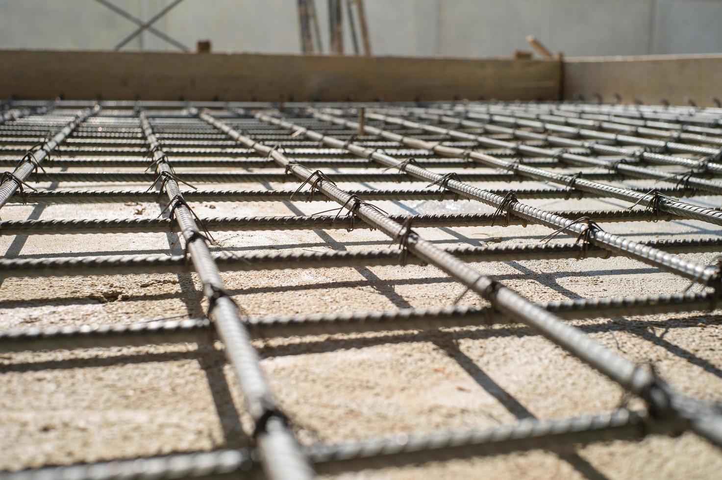 imagem de foco seletivo close da grade de linha de aço para estrutura de concreto armado foto