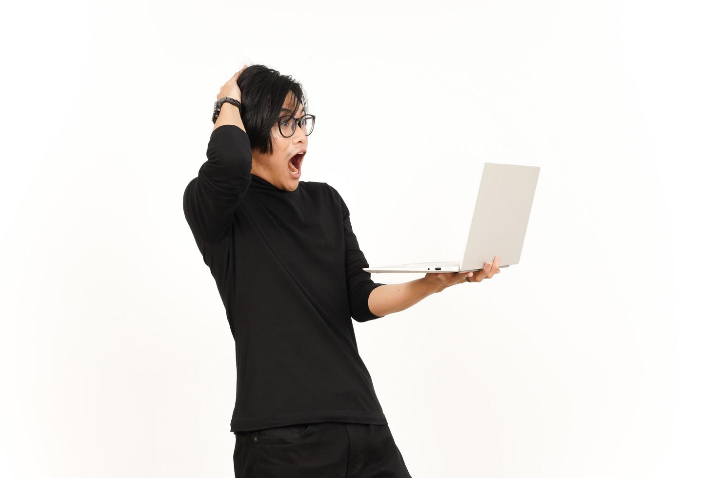 choque e Bravo enquanto usando computador portátil do bonito ásia homem isolado em branco fundo foto