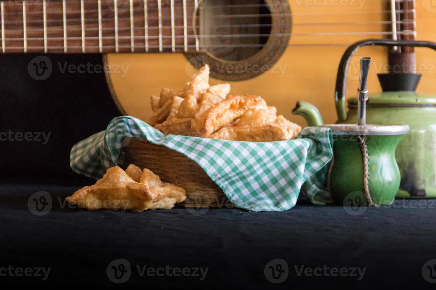 Argentino tradição conceito. companheiro frito marmelo e doce batata dumplings e guitarra foto