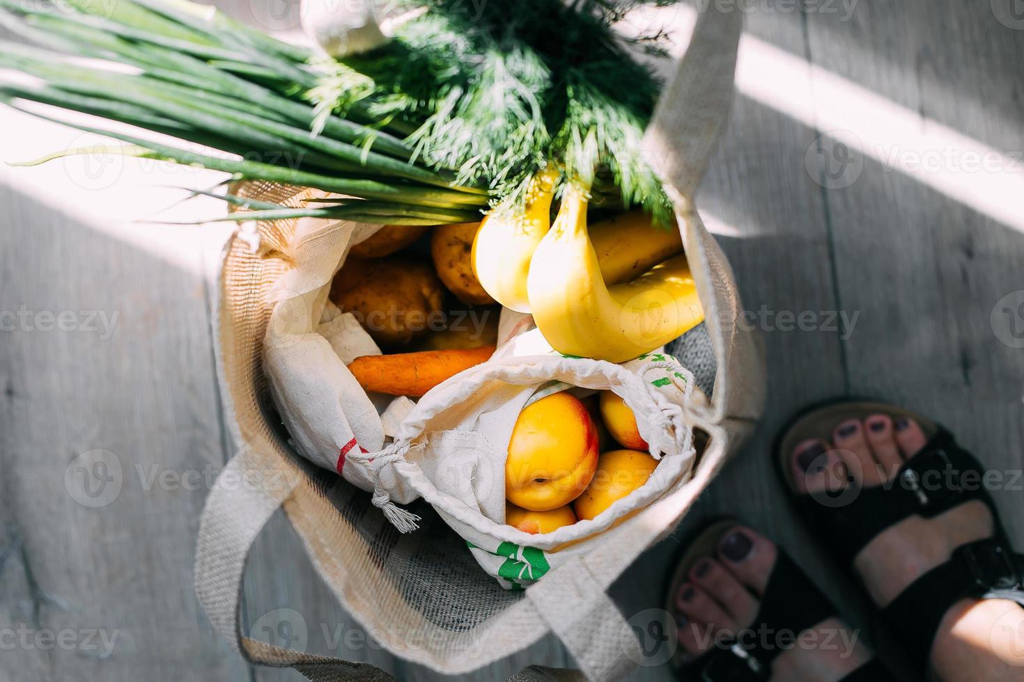 fazer compras plástico livre. zero desperdício compras conceito. eco bolsas com fresco legumes e frutas foto