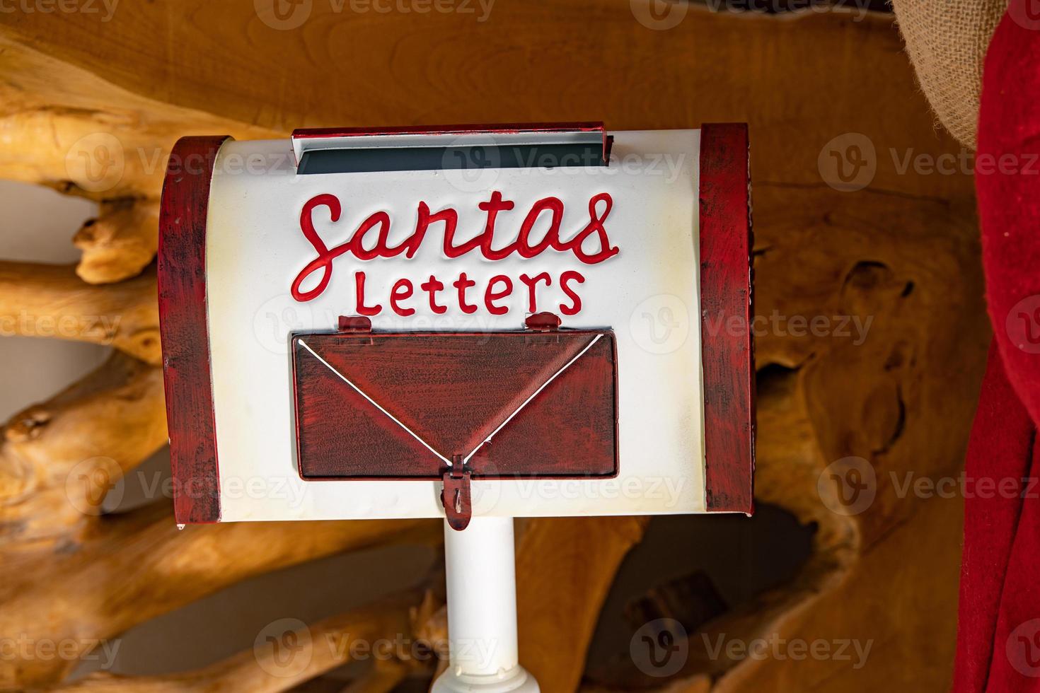 pequeno branco-vermelho em uma Castanho fundo caixa de correio para santa claus foto