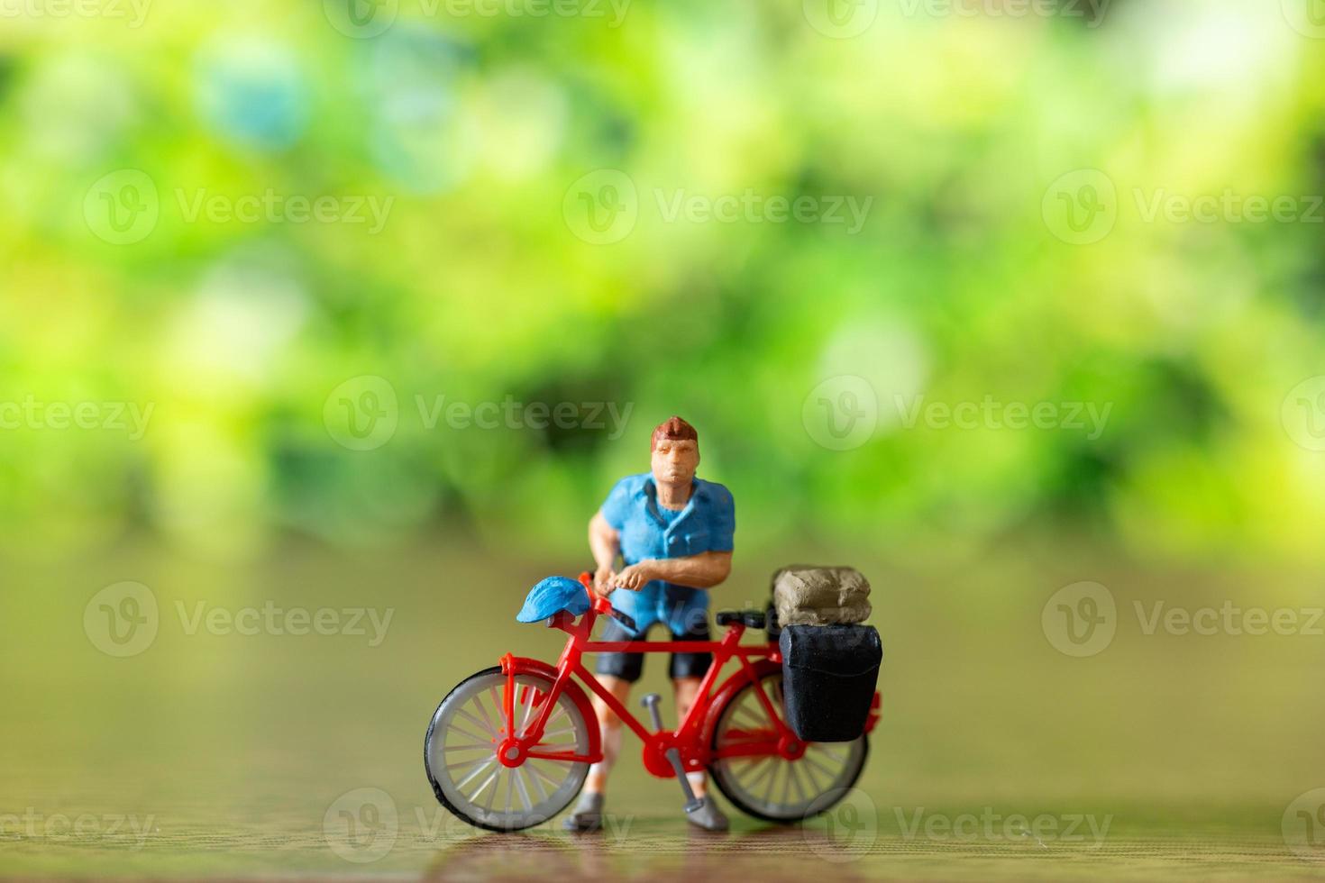 miniatura pessoas em pé com bicicleta, mundo bicicleta dia conceito foto