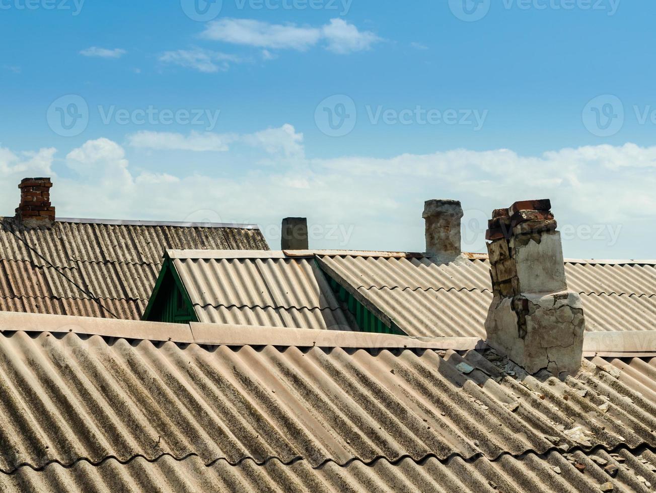 telhados e velhas chaminés foto