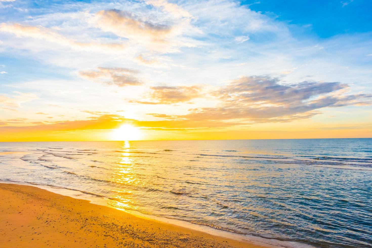 pôr do sol na praia foto