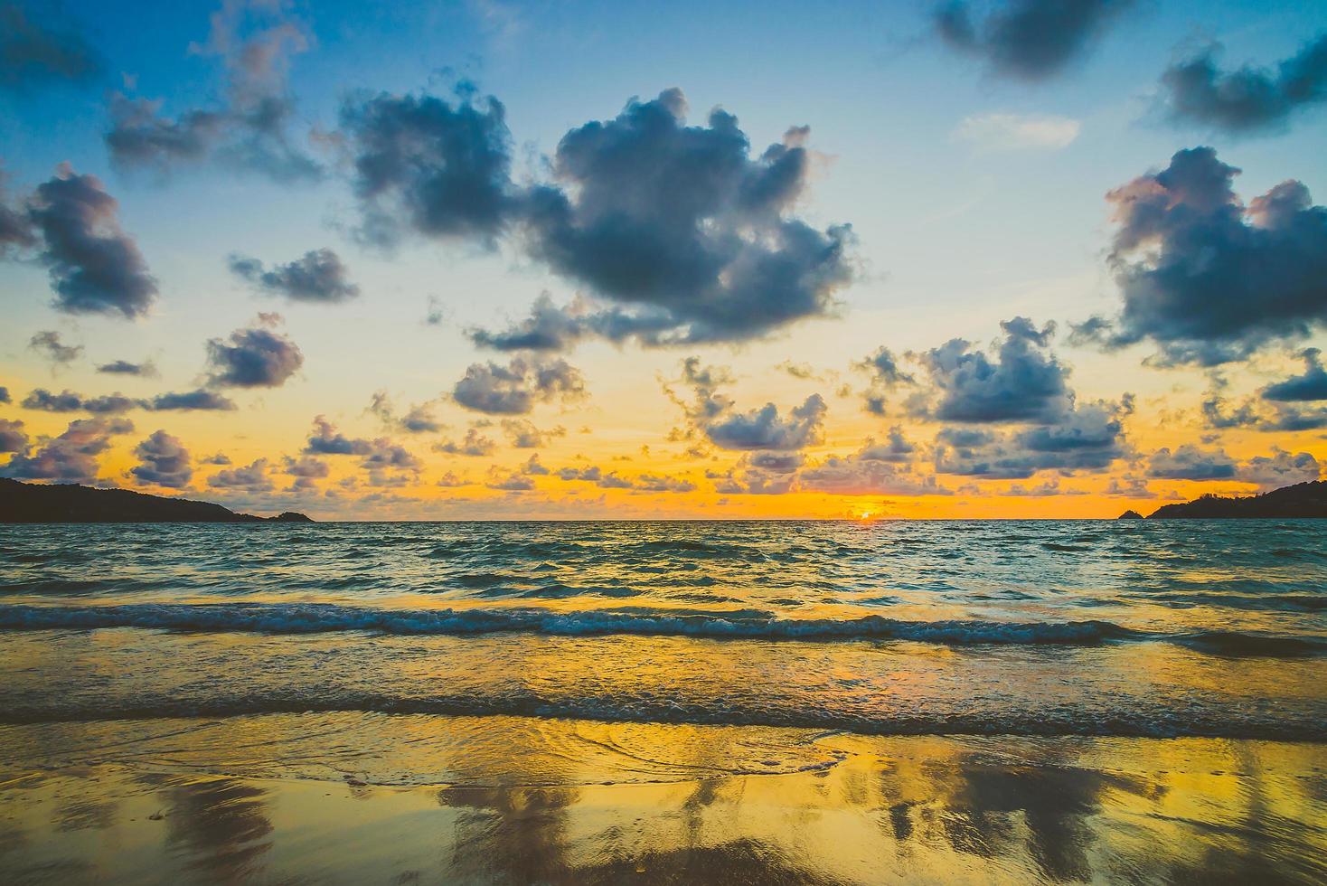 pôr do sol na praia foto