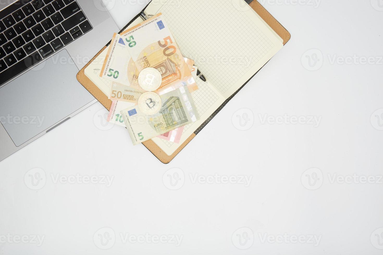 euro e bitcoin notas de banco, criptomoeda e blockchain conceito em branco fundo plano deitar foto