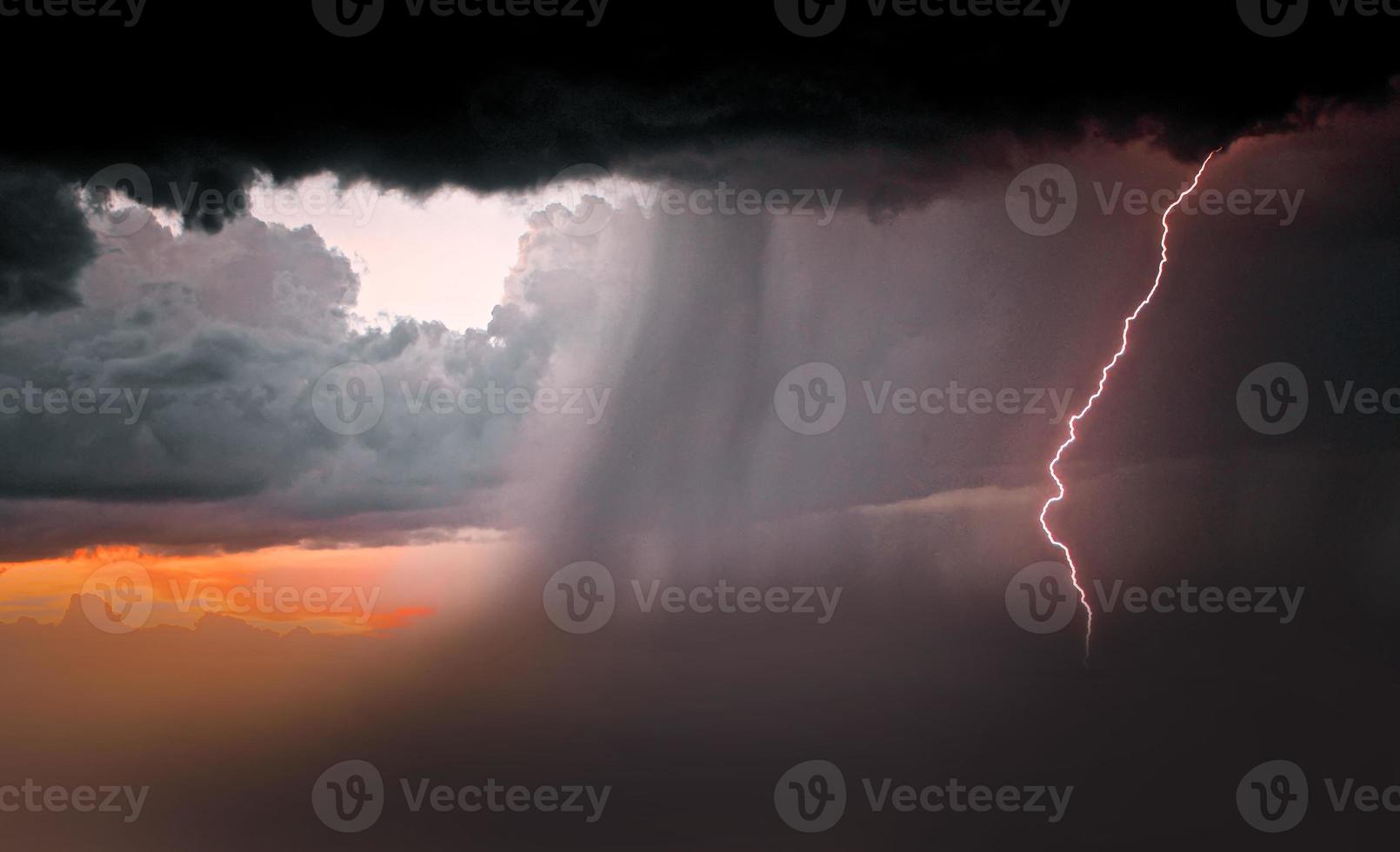 relâmpago trovoada instantâneo sobre a noite céu. conceito em tema clima, cataclismos foto