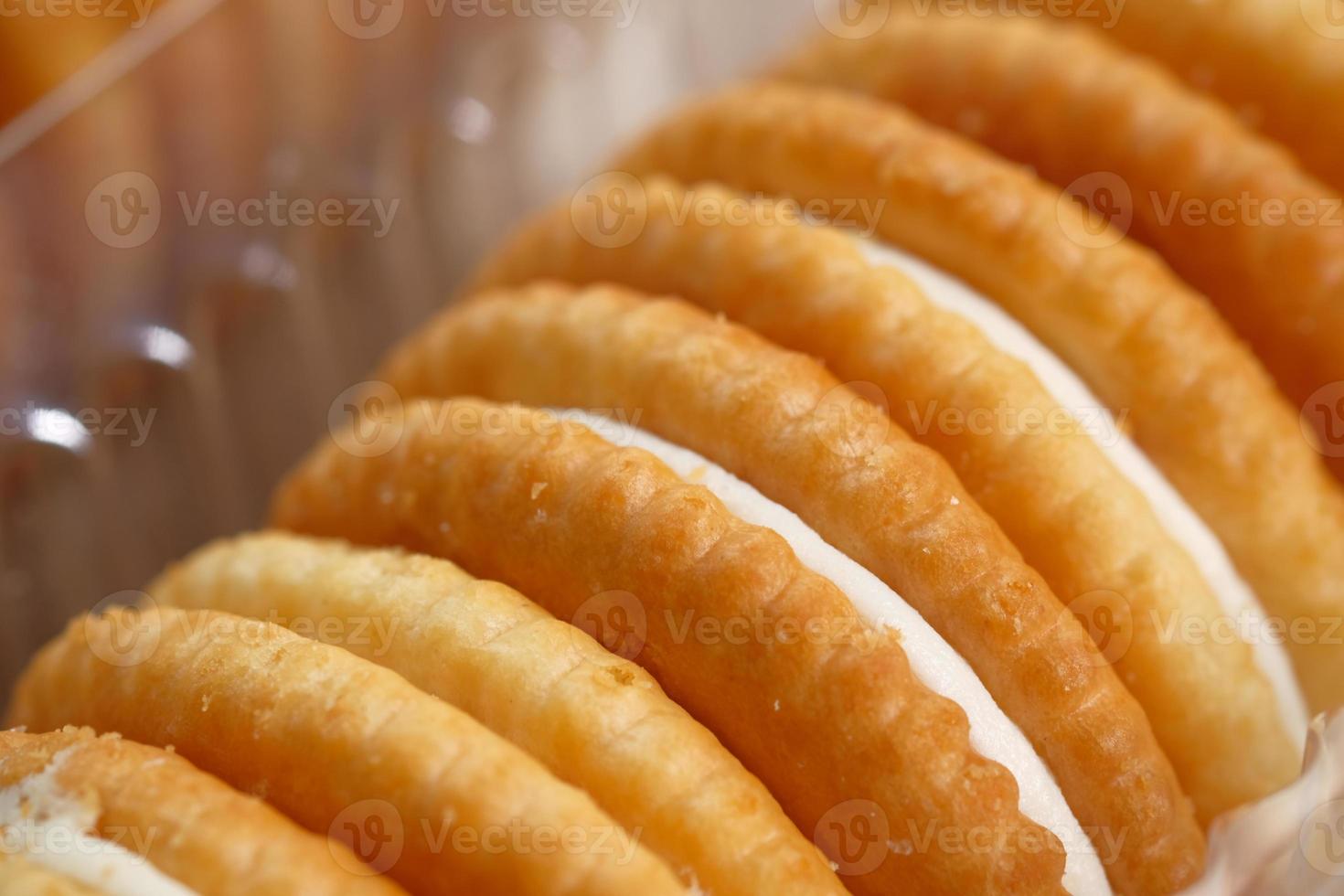 biscoitos com recheio branco foto