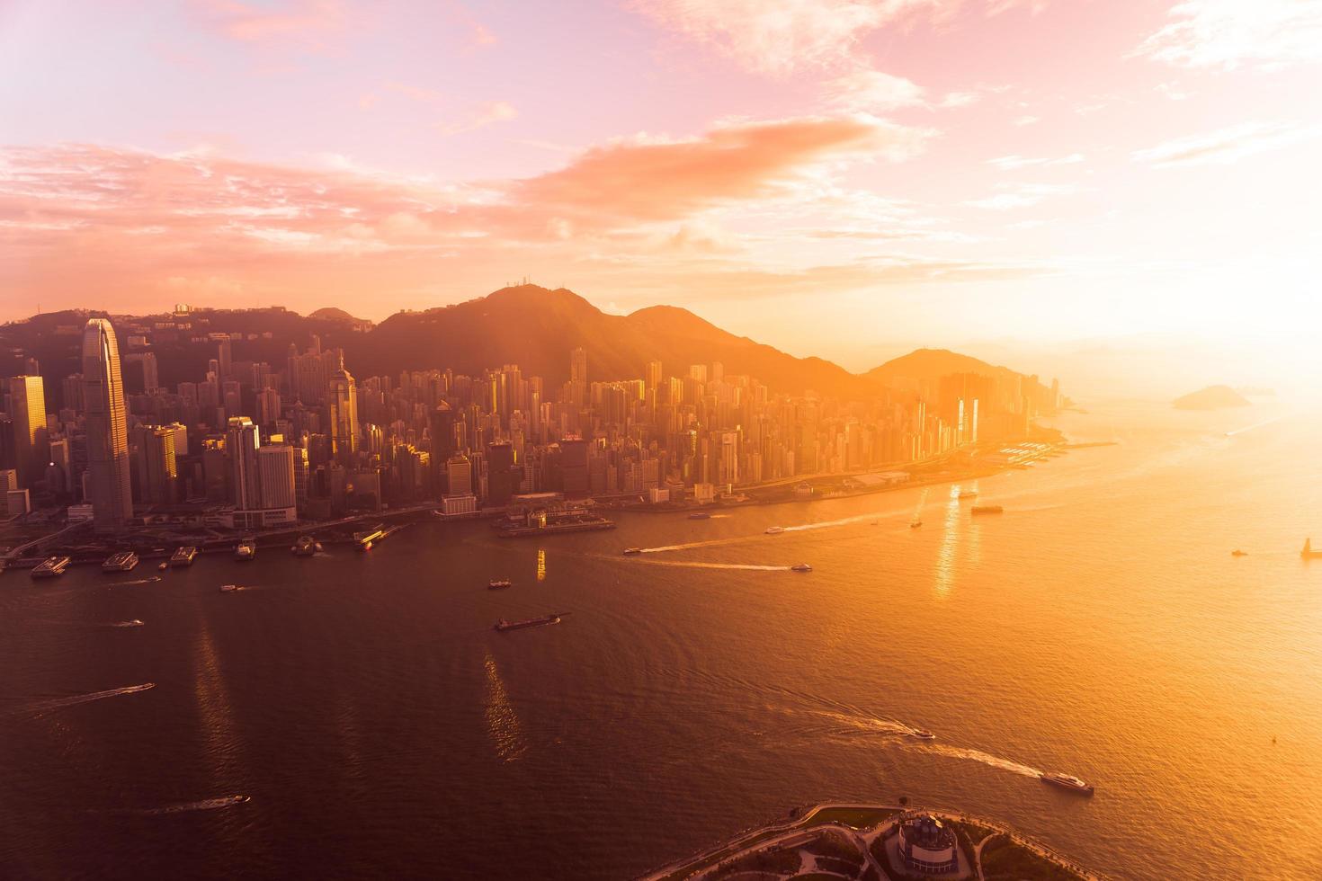 lindo pôr do sol colorido em hong kong, china foto