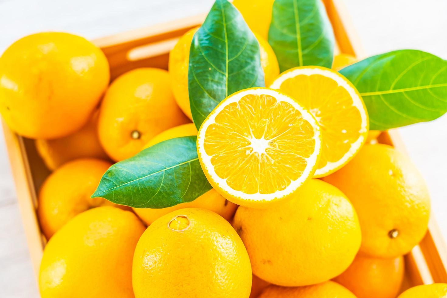laranjas frescas na mesa foto