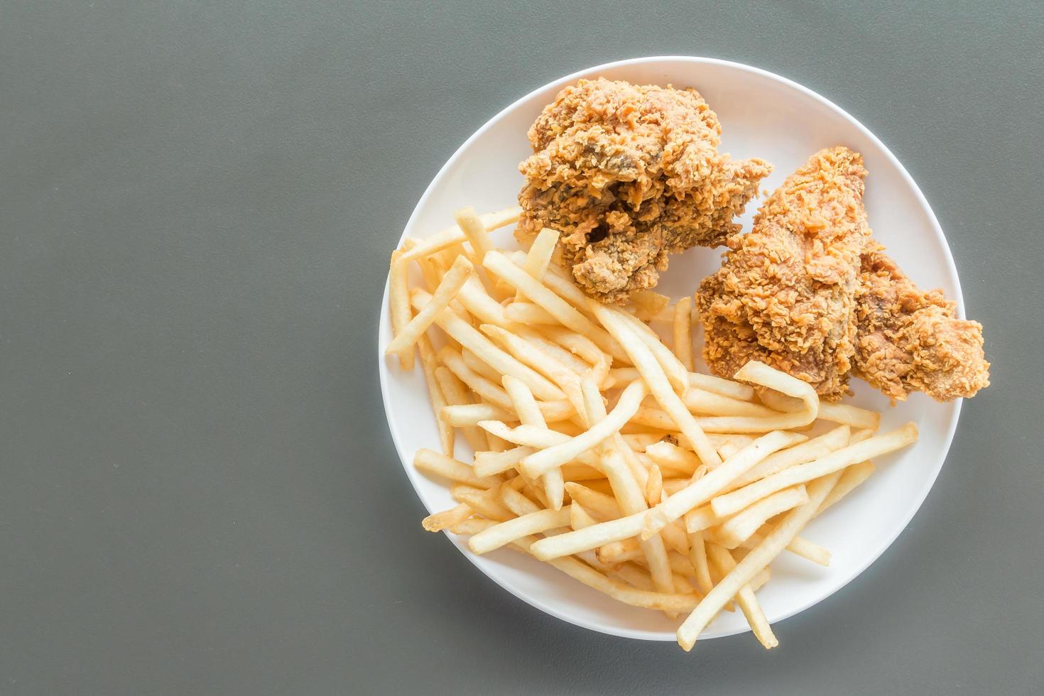 batatas fritas e frango frito foto