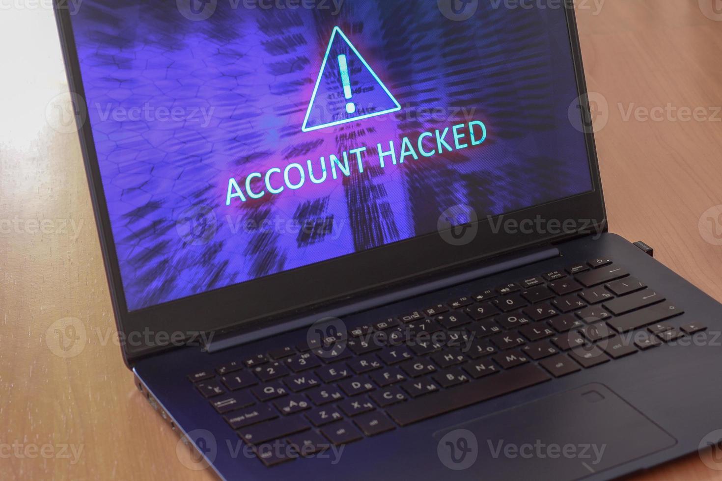 computador portátil em a mesa e em uma azul tela a texto conta é hackeado. Atenção triangular placa com exclamação marca símbolo. horizontal. foto