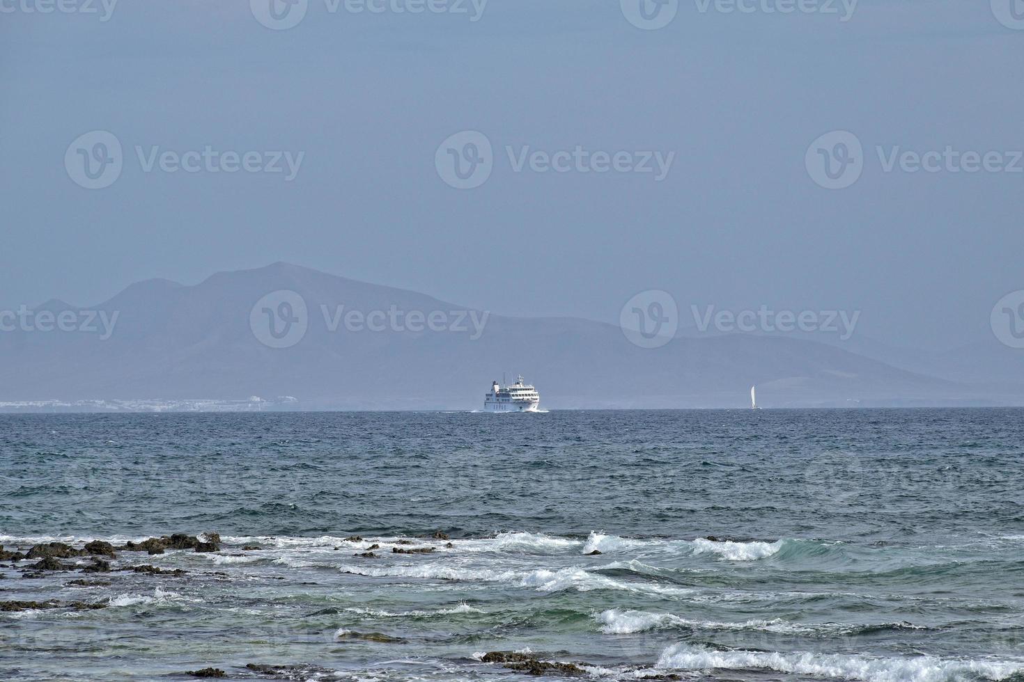 mar panorama com a oceano e uma Visão do a espanhol ilha do de Lobos com uma navio dentro a fundo foto