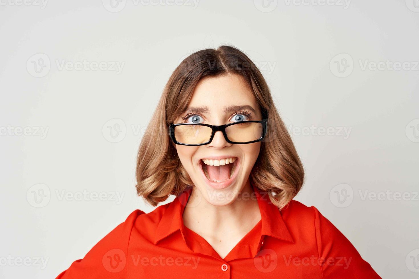 alegre o negócio mulher dentro uma vermelho camisa vestindo óculos Gerente trabalhos foto