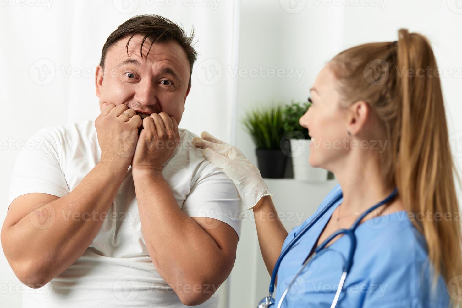 assustado paciente Próximo para mulher médico hospital medo foto