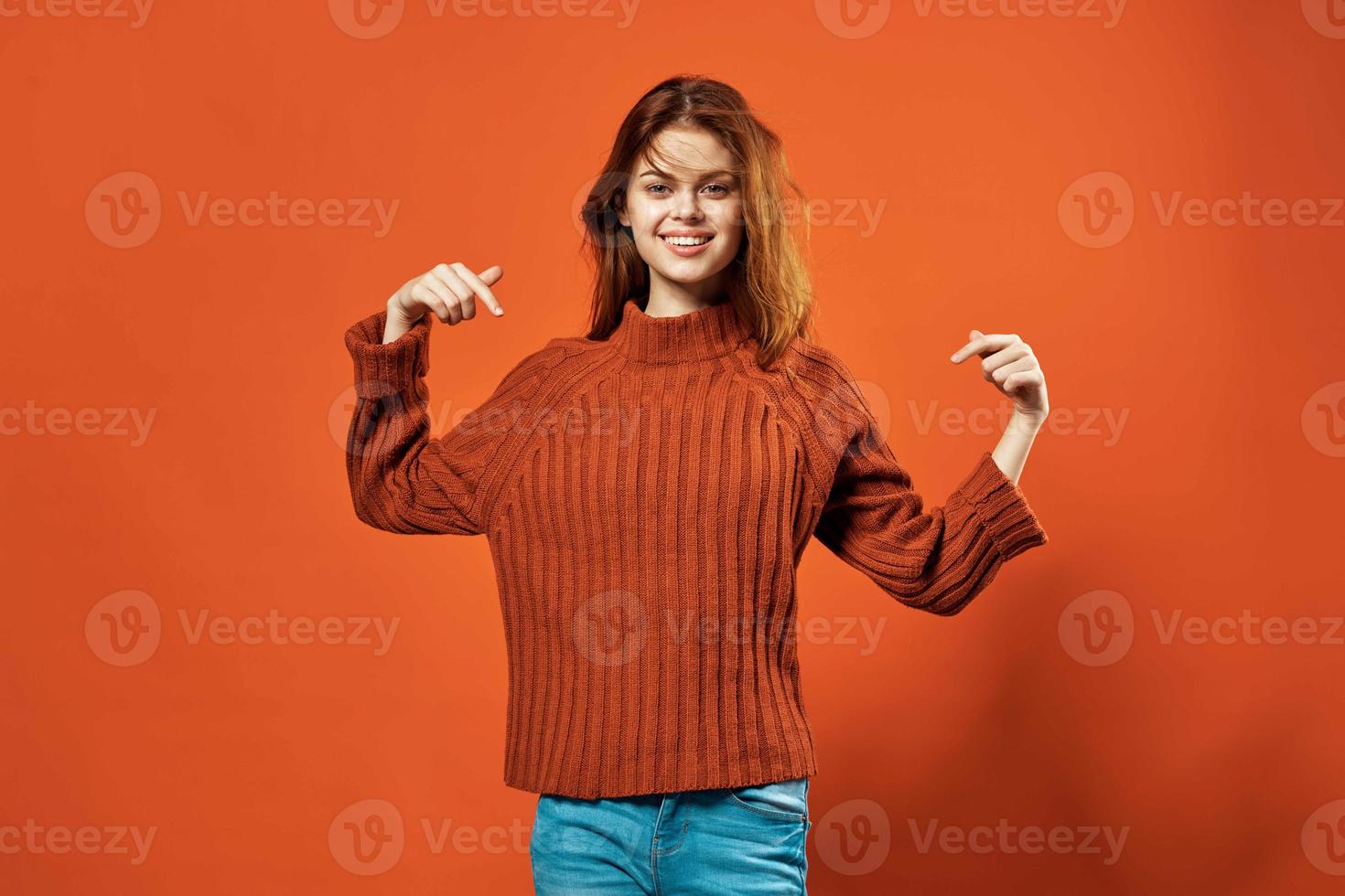 mulher dentro vermelho suéter estilo de vida glamour cosméticos vermelho fundo foto