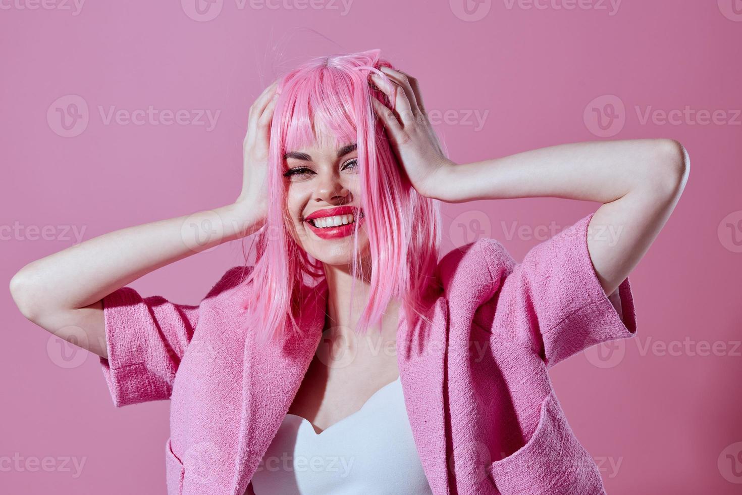 bonita jovem fêmea atraente Veja Rosa peruca à moda roupas Rosa fundo inalterado foto