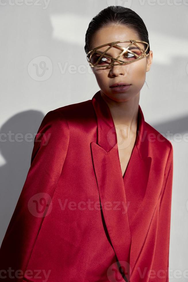 retrato do atraente mulher com acessório em dela face e Jaqueta foto