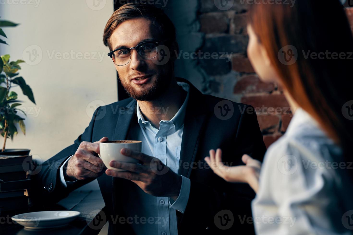 jovem casal dentro uma cafeteria trabalhos colegas comunicação Diversão lazer café da manhã foto