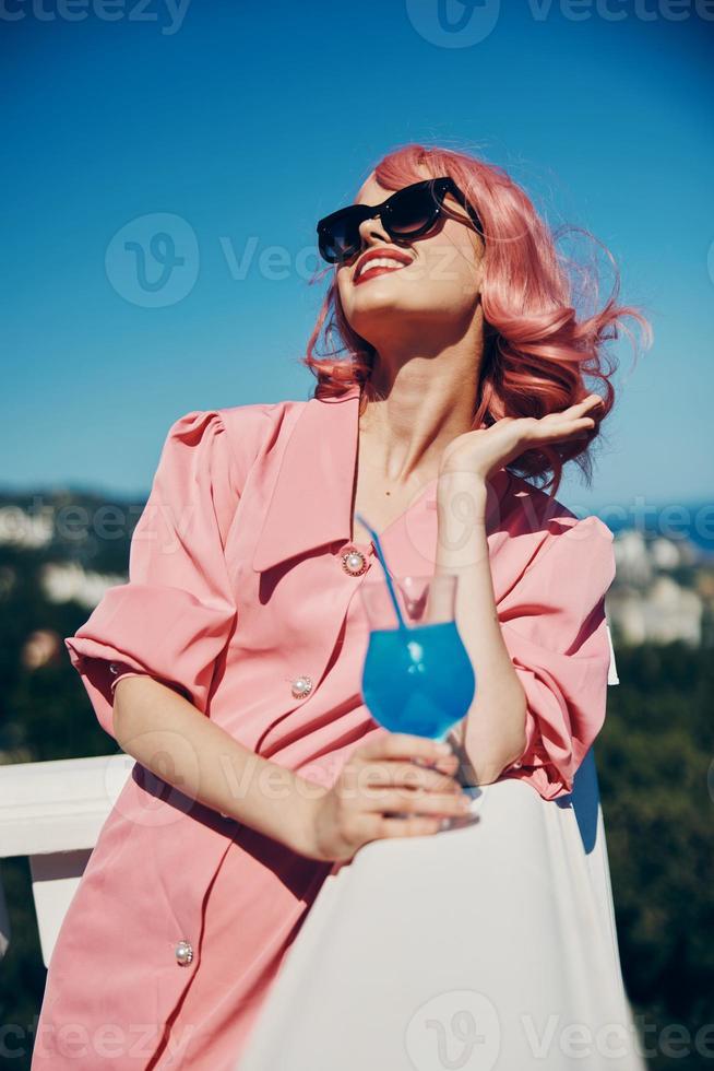 elegante mulher Rosa cabelo oculos de sol lazer luxo vintage verão dia foto