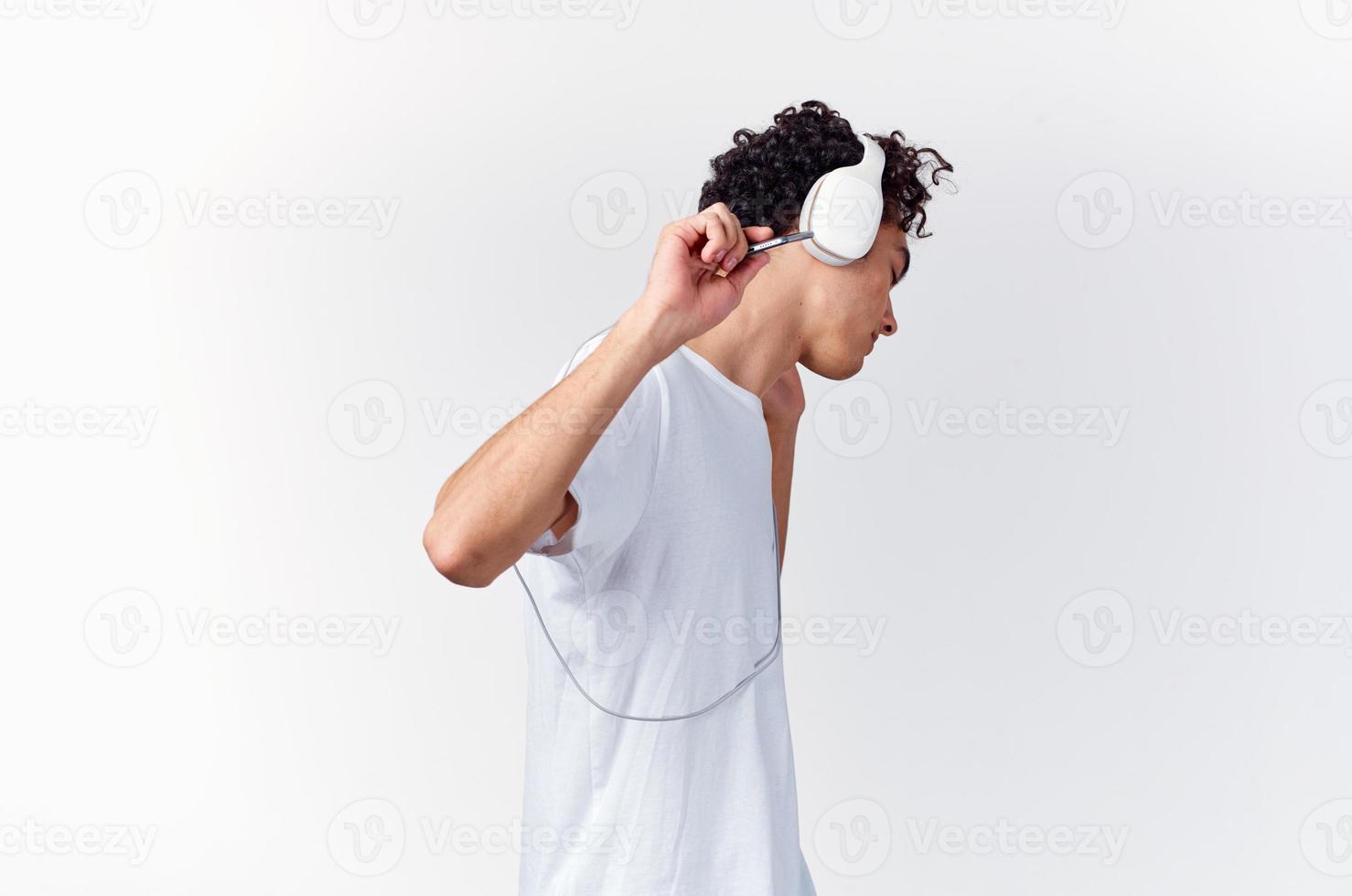 alegre homem dentro fones de ouvido escuta para música tecnologia dançando foto