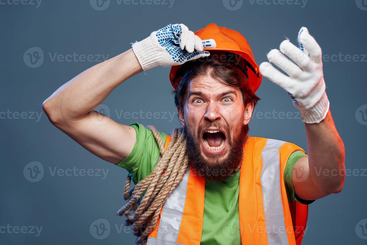 gritando homem cortada Visão do laranja Difícil chapéu emoção profissional foto