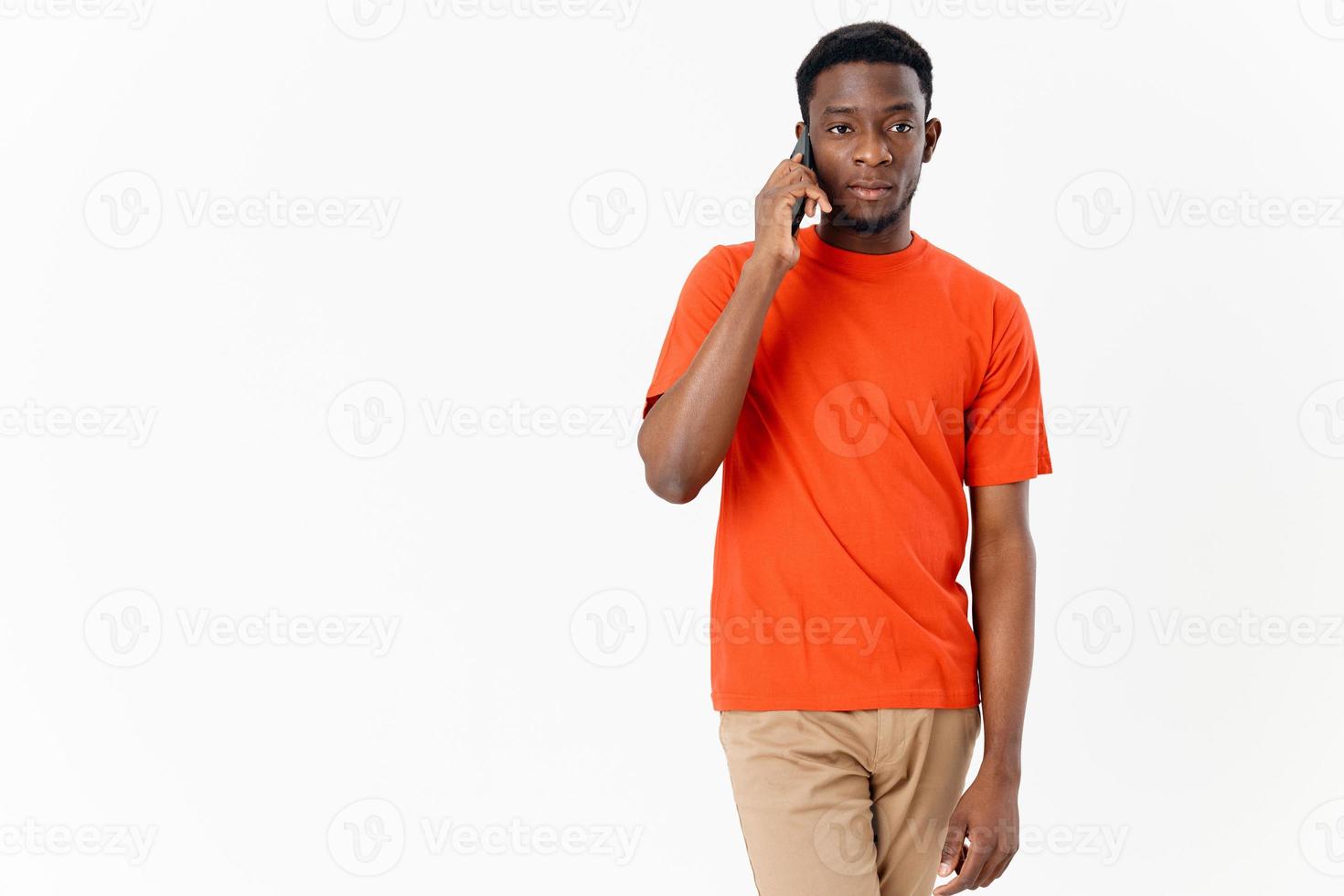 africano homem falando em a telefone em uma luz fundo foto