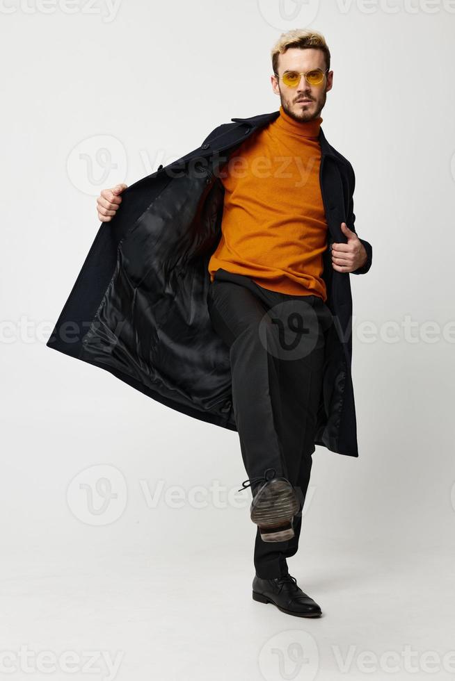 homem dentro casaco e calça laranja suéter terno modelo sapatos foto