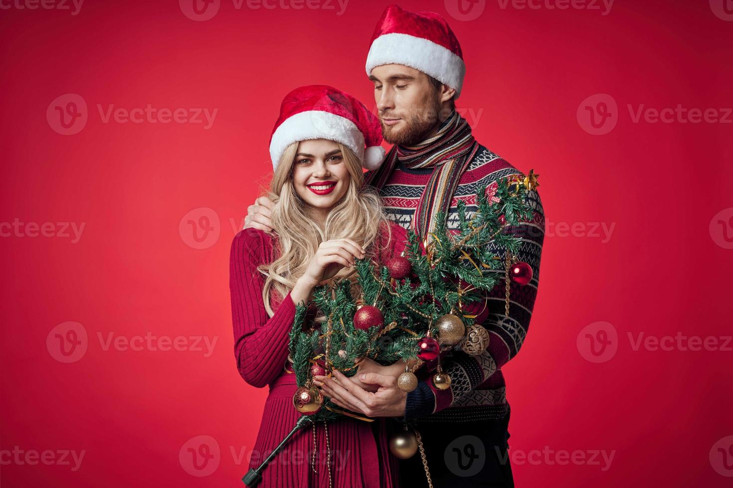 homem e mulher dentro Novo ano roupas juntos feriado presentes vermelho fundo foto