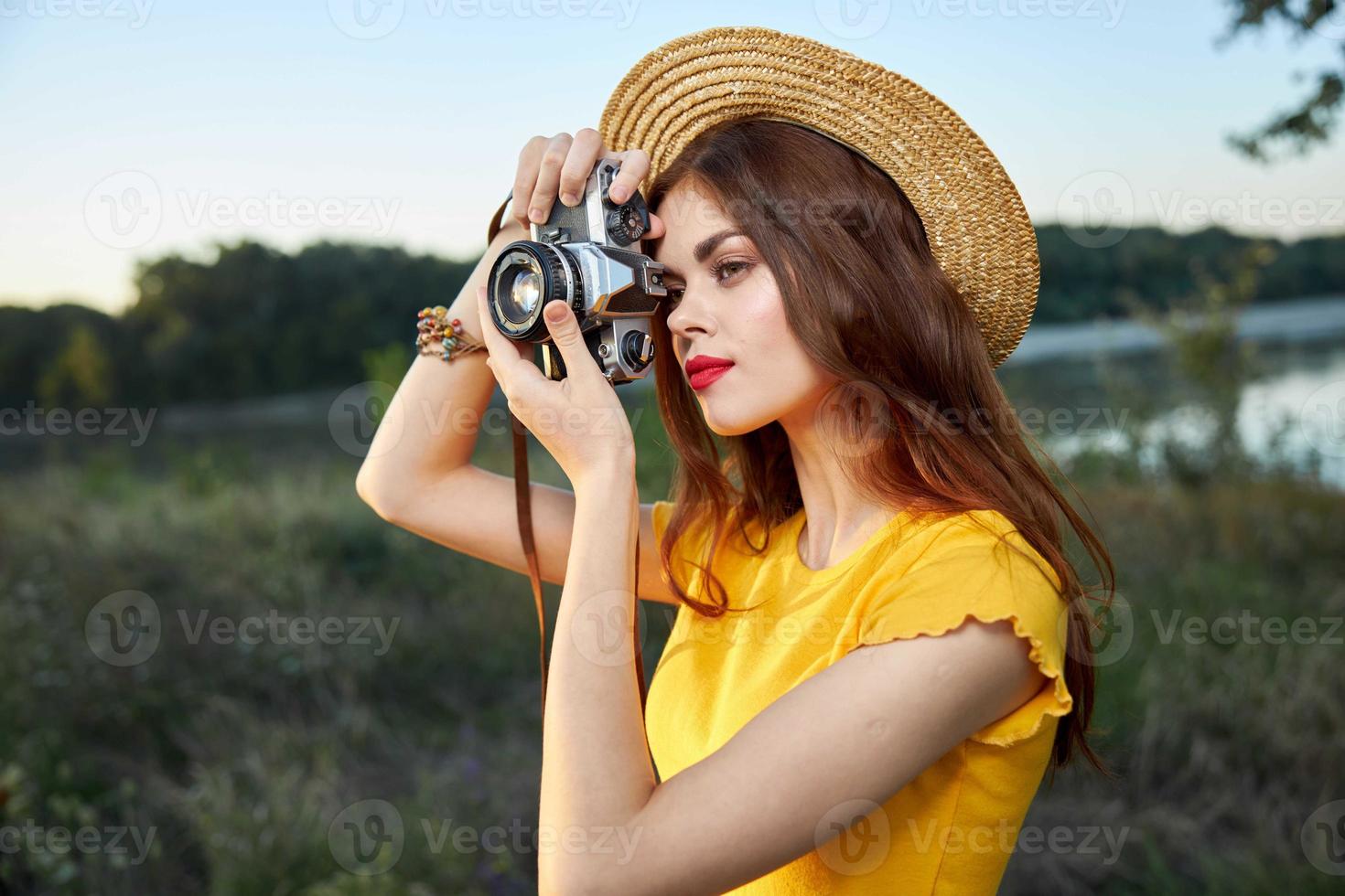 mulher fotógrafo dentro chapéu olhando para dentro a Câmera lente sorrir natureza passatempo foto