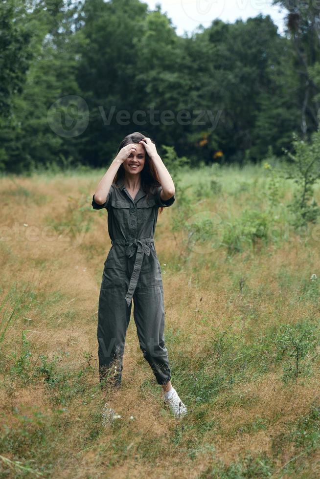 natureza verde árvores mulher ao ar livre sorrir liberdade foto