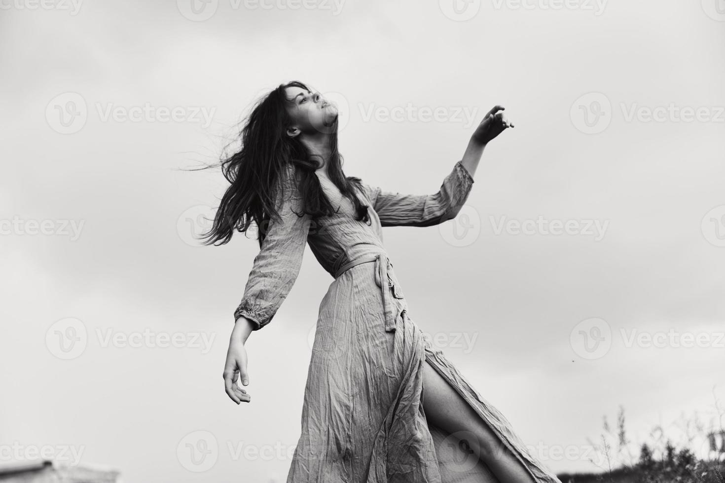 retrato do uma lindo mulher dentro vestir dramático estilo emoções posando estilo de vida foto