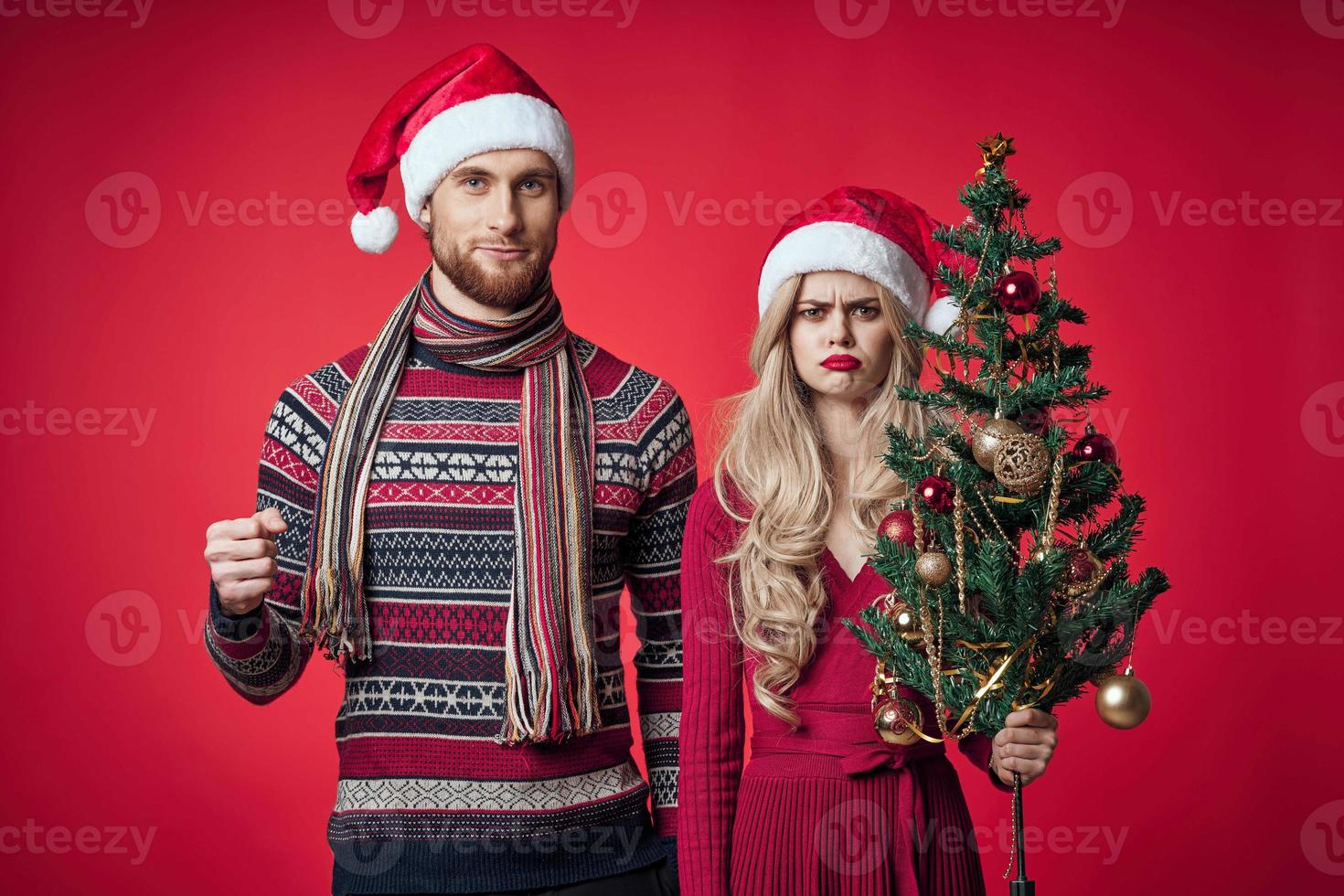 homem e mulher dentro Novo anos roupas Diversão Natal árvore decoração retrato foto