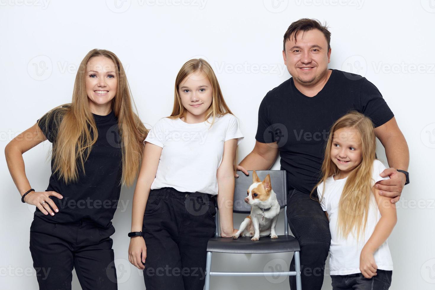 engraçado família retrato com uma pequeno cachorro foto