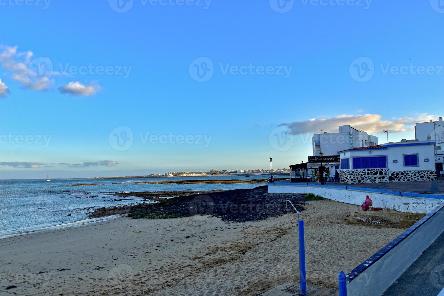 panorama com a cidade e a oceano em uma caloroso dia, em a espanhol canário ilha fuerteventura foto