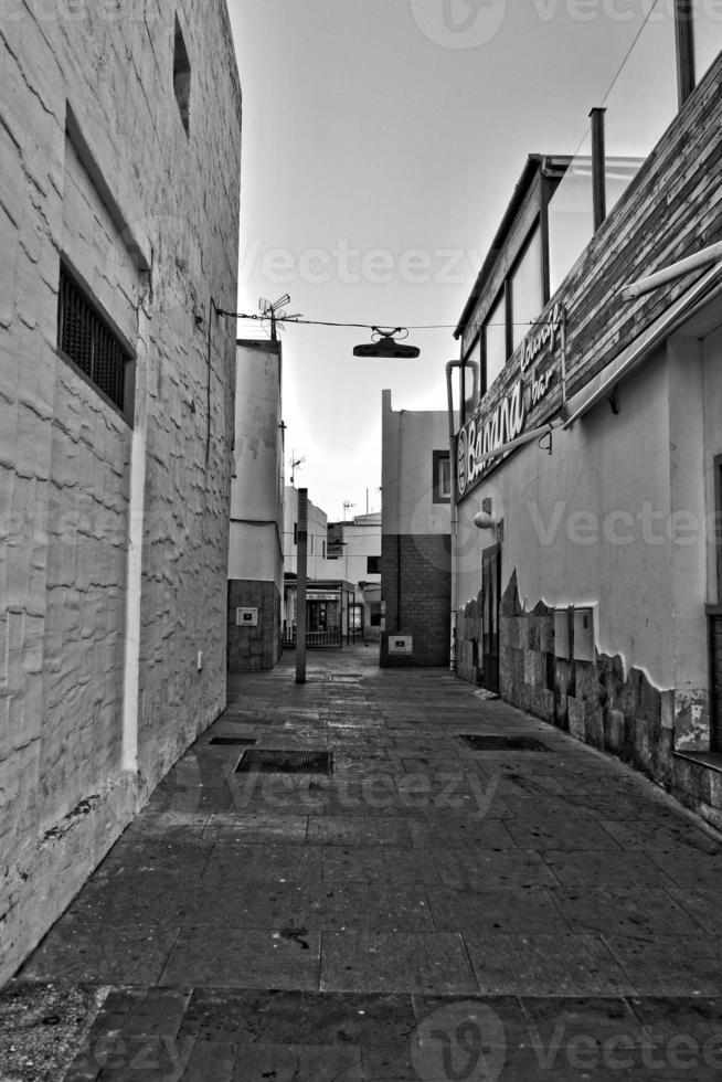 cidade do corralejo em a espanhol canário ilha fuerteventura em uma caloroso feriado dia foto