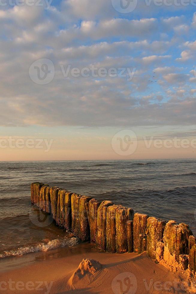 calma panorama em a polonês báltico mar durante pôr do sol foto