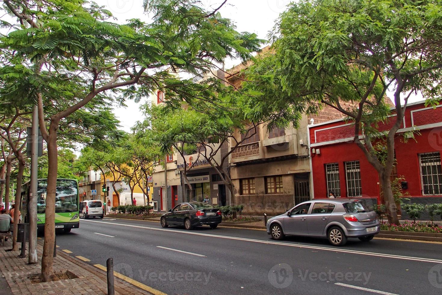 interessante colorida feriado casas dentro a ruas do a espanhol cidade do sanca cruz dentro tenerife foto